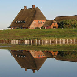 Kirchwarft auf Hallig Hooge