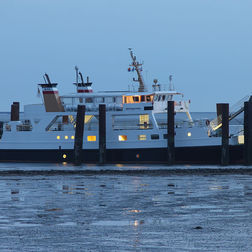 MS Hilligenlei im Hafen von Langeneß